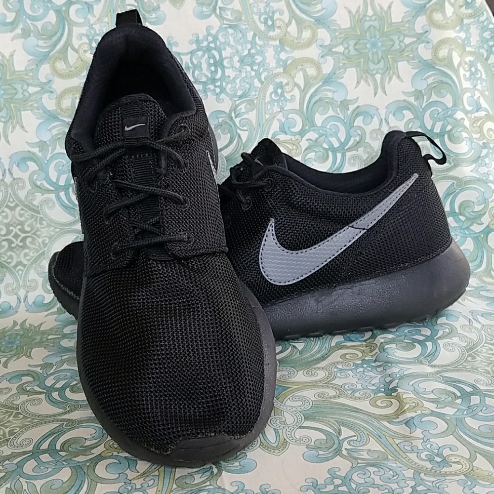 Nike Rosherun youth size 6.5
